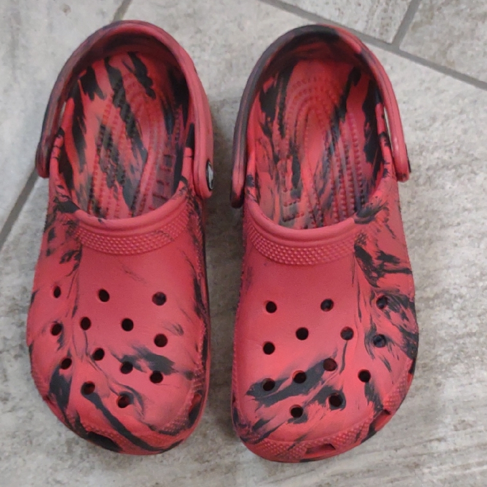 Kids Crocs Red And Black Marble J4